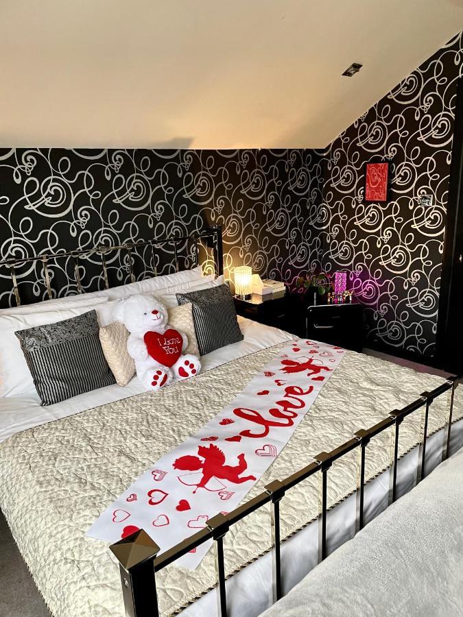 Finn Village - Loch Lomond Villa B&B - Black Room With Jacuzzi-Style Bath Glasgow Dış mekan fotoğraf