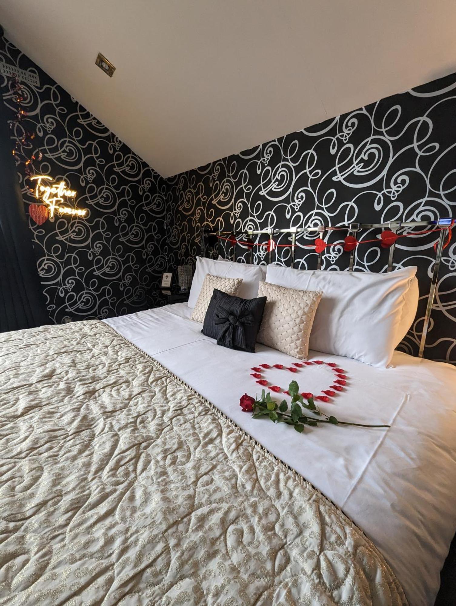 Finn Village - Loch Lomond Villa B&B - Black Room With Jacuzzi-Style Bath Glasgow Dış mekan fotoğraf